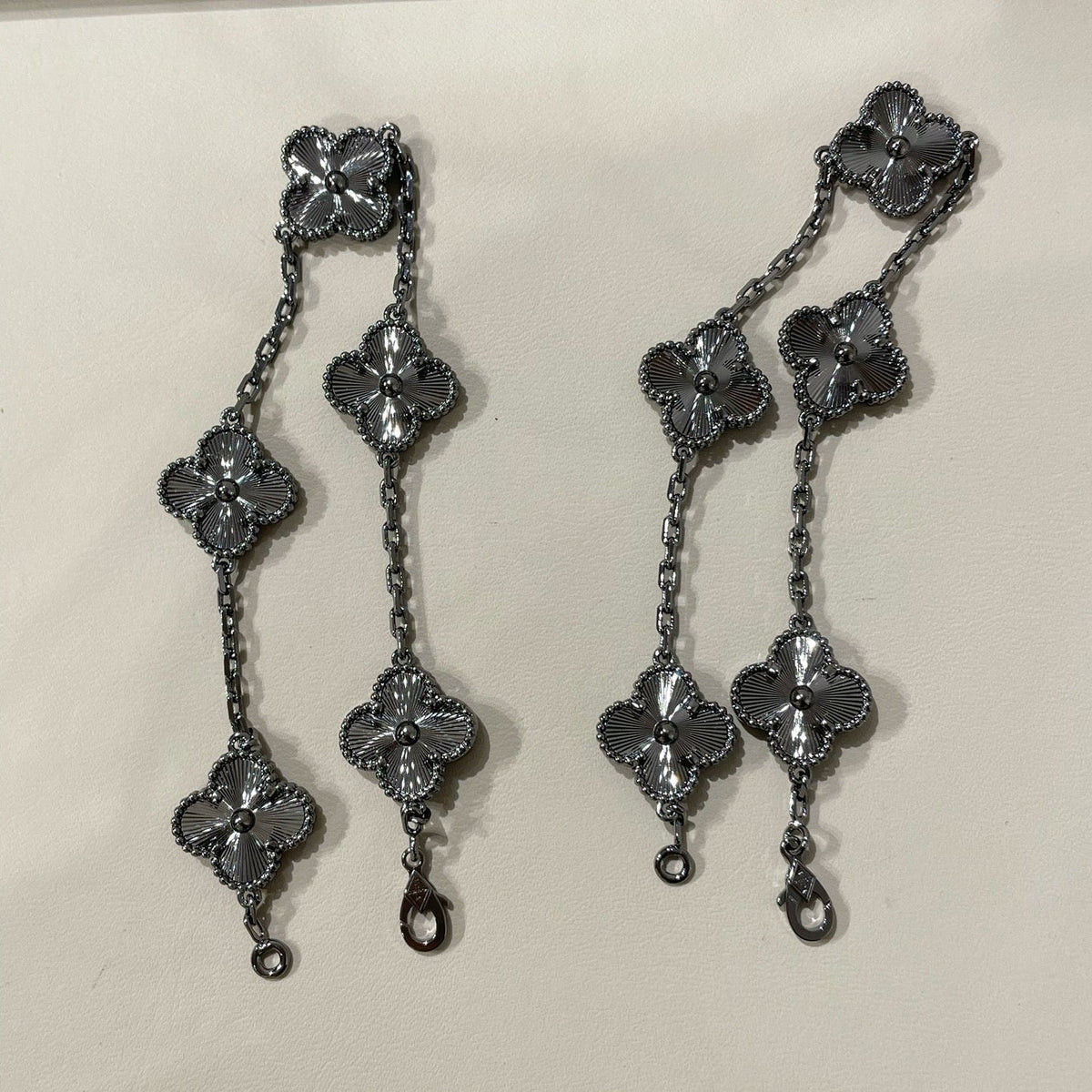 [⭐Shinejoy]CLOVER 5 MOTIF BLACK BRACELET