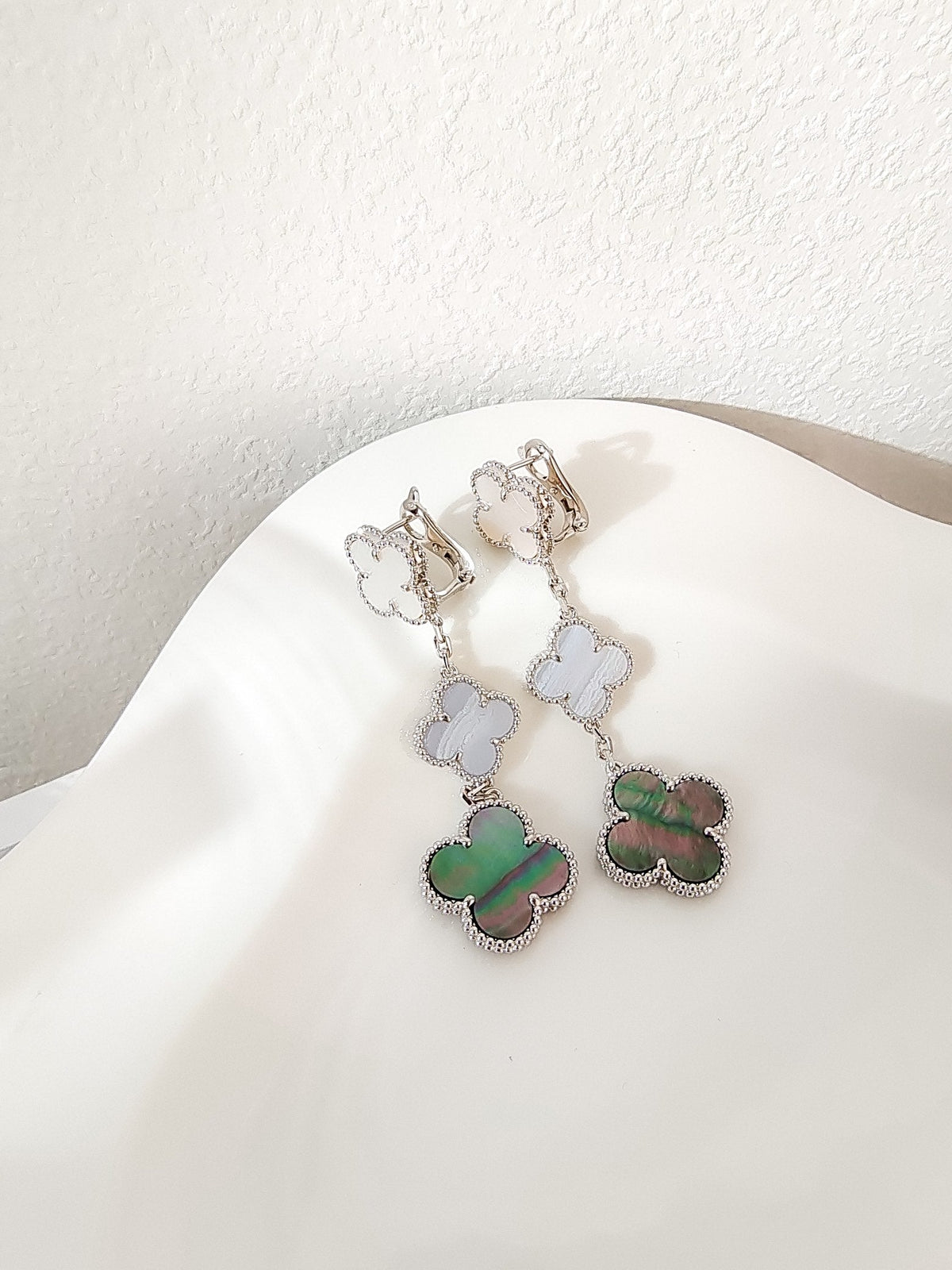 [⭐Shinejoy]CLOVER 3 MOTIFS CHALCEDONY DARK MOP SILVER EARRINGS