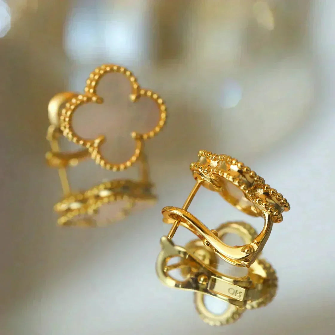 [⭐Shinejoy]CLOVER MEDIUM 1 MOTIFS  WHITE MOP STUD EARRINGS