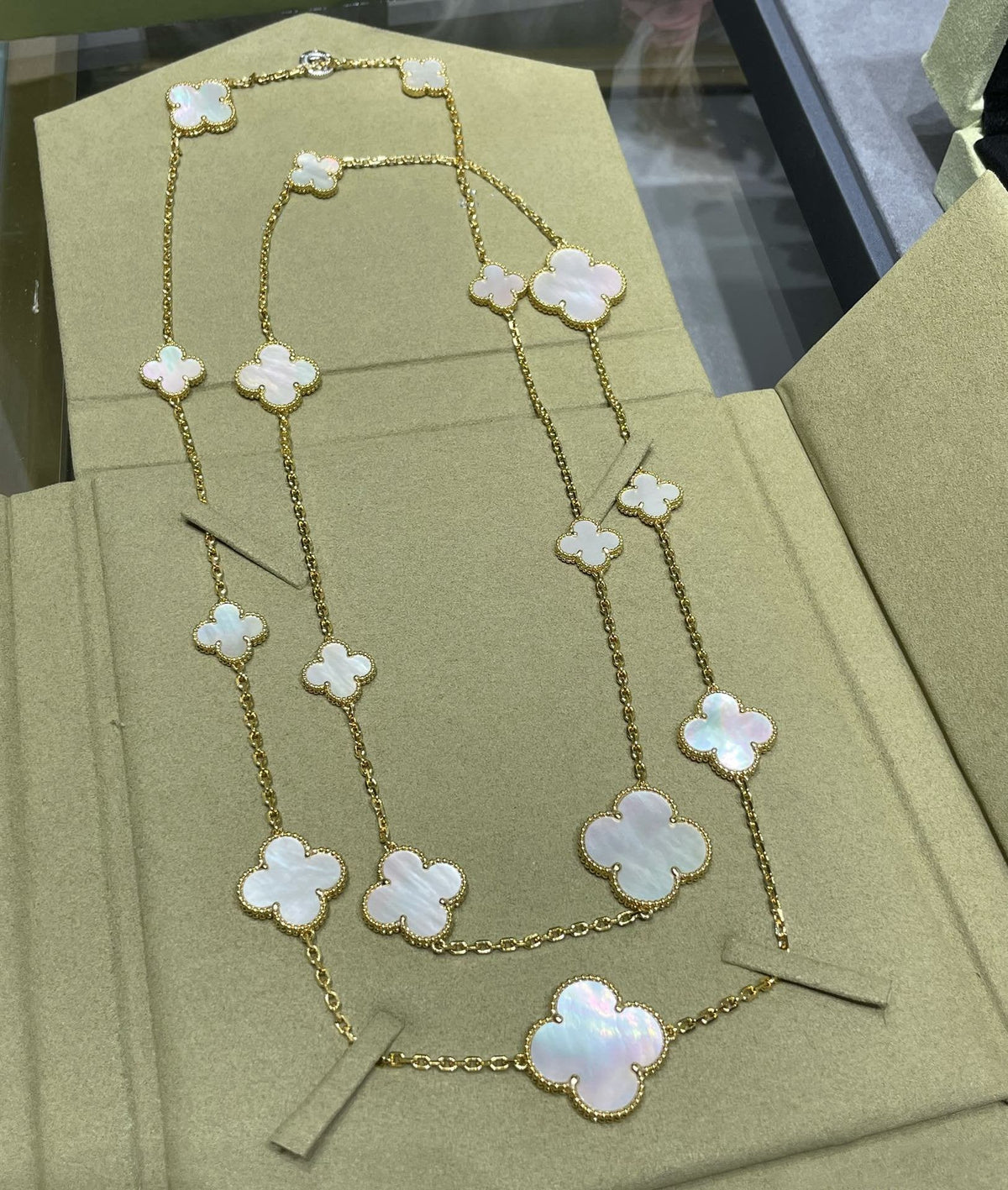[⭐Shinejoy]CLOVER 16 MOTIF WHITE MOP GOLD NECKLACE