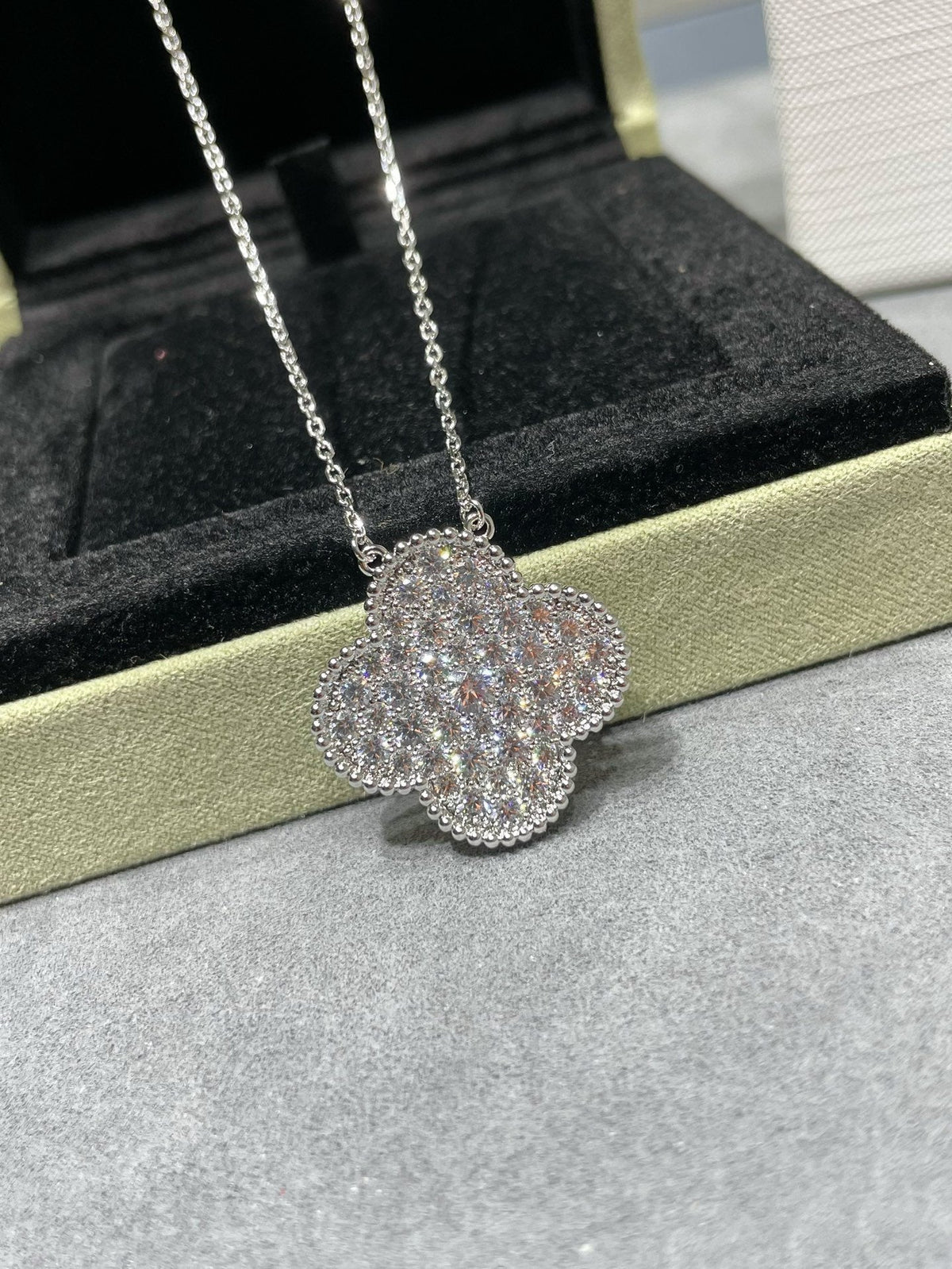 [⭐Shinejoy]CLOVER 25MM LARGE PENDANT DIAMOND PAVED SILVER NECKLACE