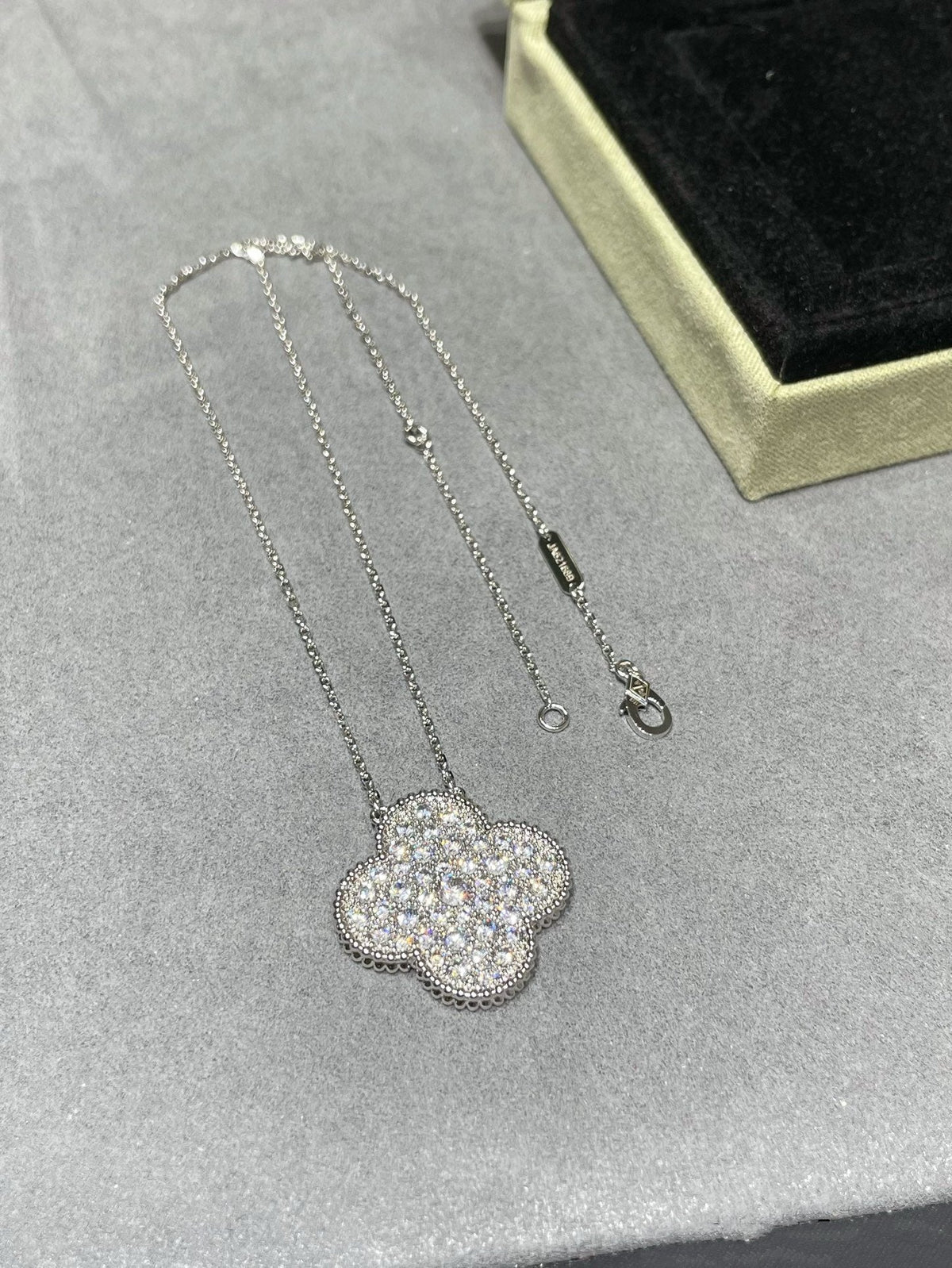 [⭐Shinejoy]CLOVER 25MM LARGE PENDANT DIAMOND PAVED SILVER NECKLACE