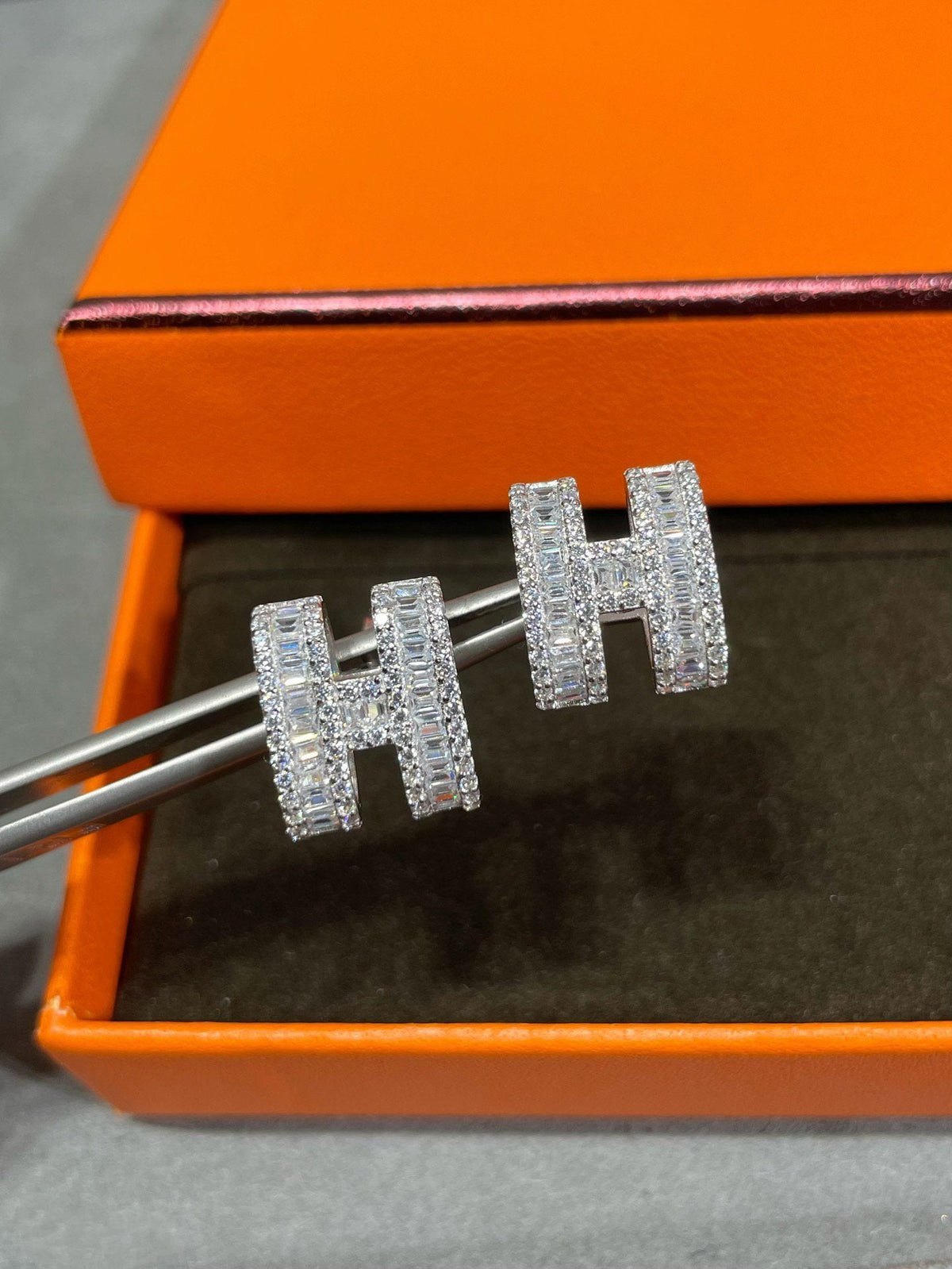 [⭐Shinejoy]H STUD EARRINGS WITH SILVER DIAMONDS
