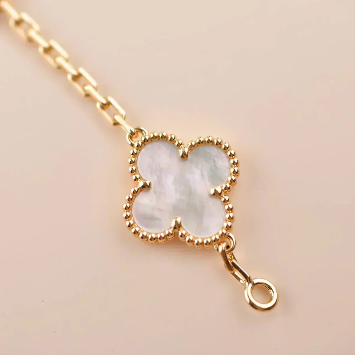 [⭐Shinejoy]CLOVER WHITE PEARL MOP 5 MOTIF BRACELET COLLECTION