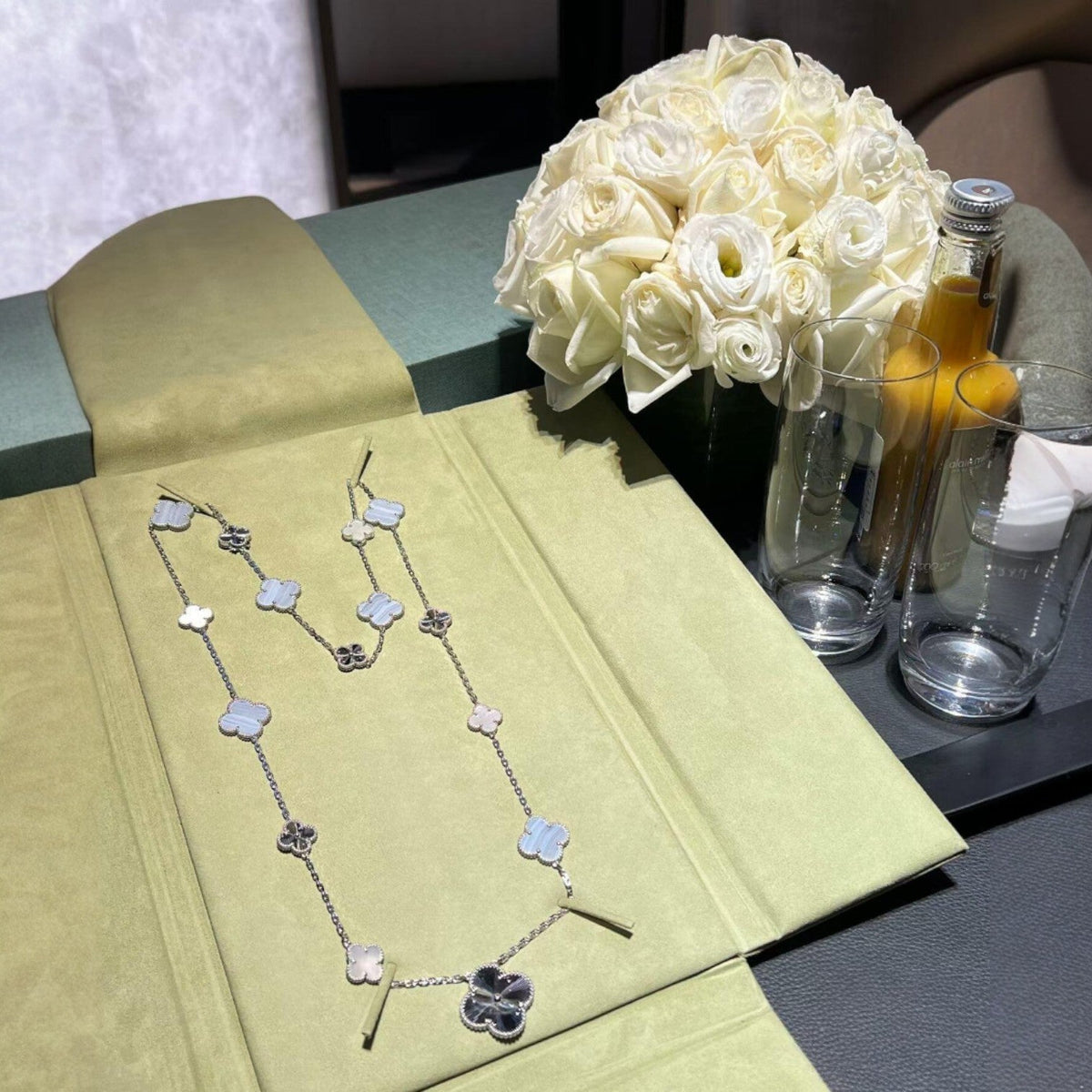 [⭐Shinejoy]DETACHABLE CLOVER 15(11+4) FLOWER SILVER NECKLACE SET